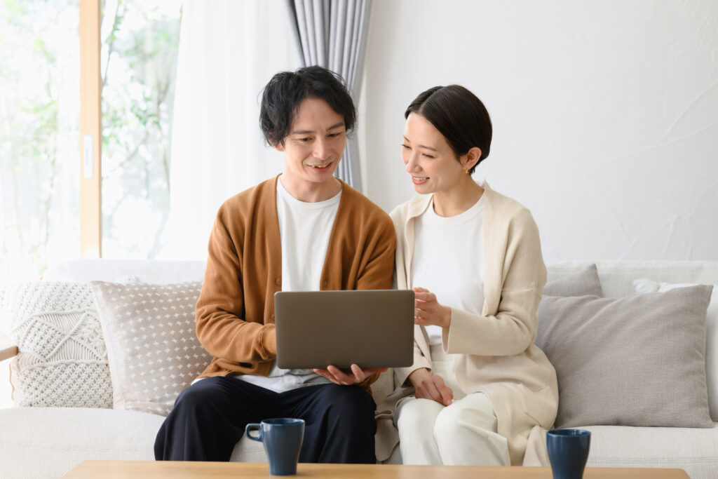 ノートパソコンでわが家のお金を一緒に見る夫婦