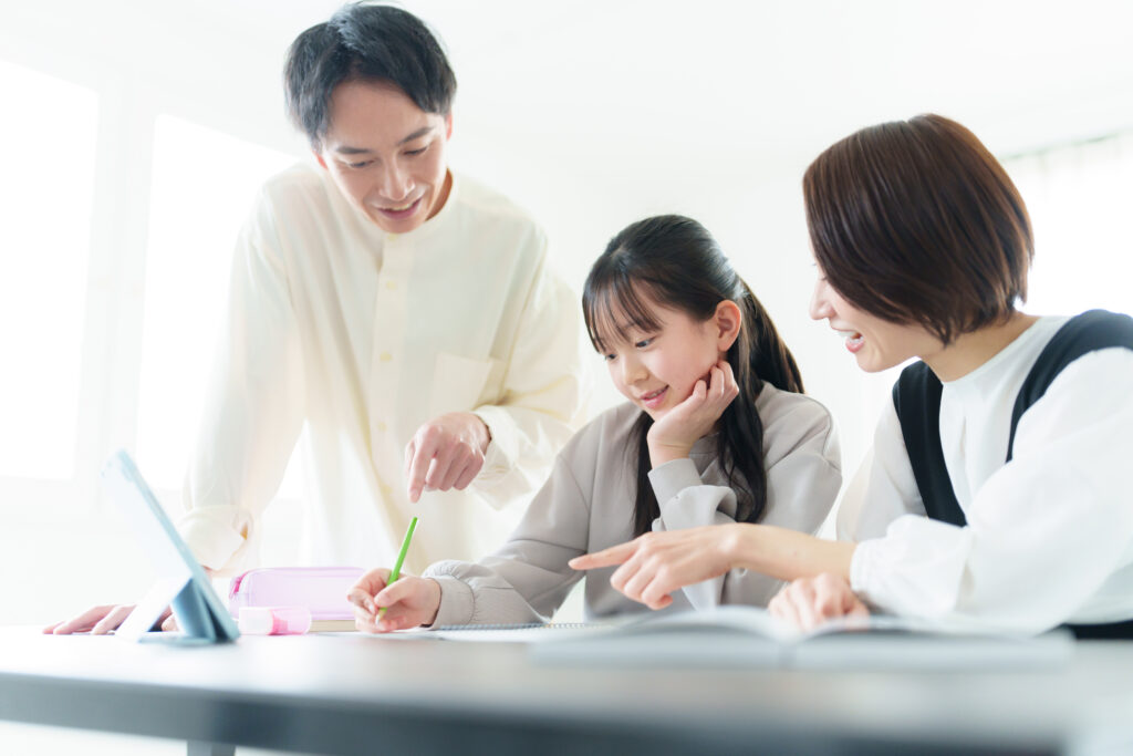 親が子どもにお金について教える様子