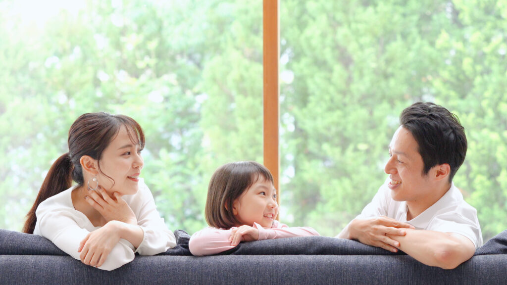 リビングで団らんする家族