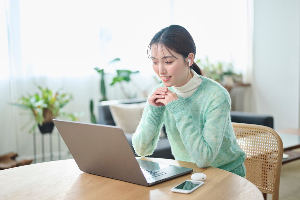自宅のリビングでオンラインレッスンを受ける様子