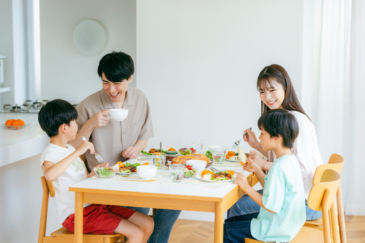 ダイニングで食事を楽しむ家族